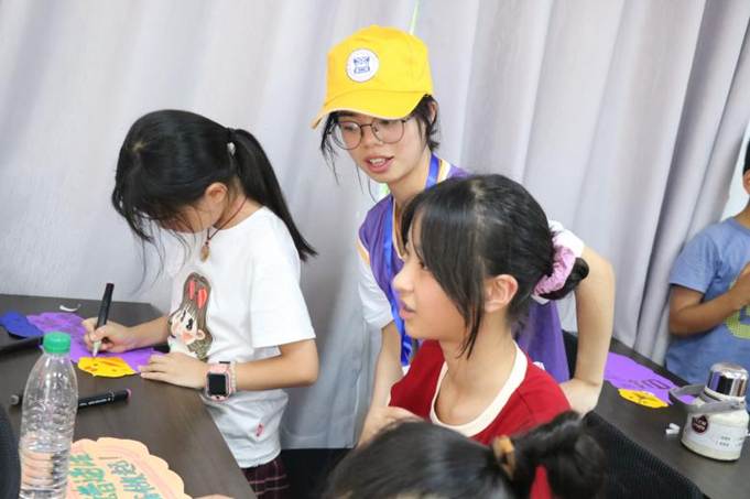 研行团成员指导青少年制作手工